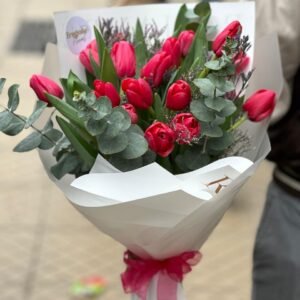 Tulipanes y eucalipto