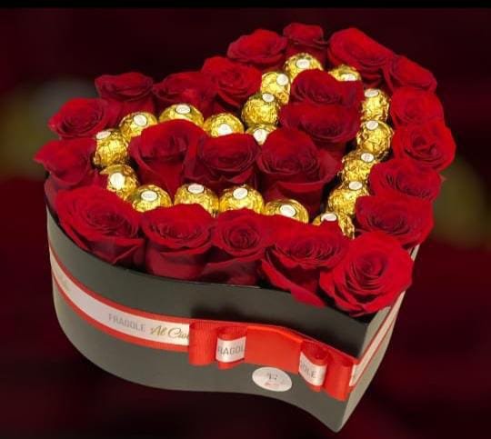 caja corazo con rosas y chocolates