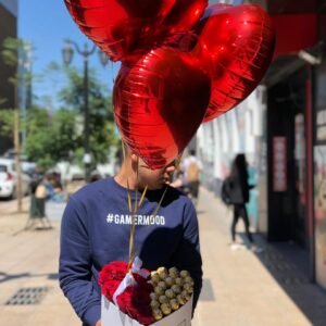 Corazón con Rosas y Chocolates