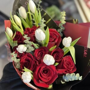 Ramo de rosas y tulipanes