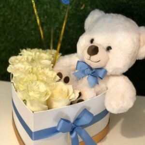 Caja con rosas y peluche