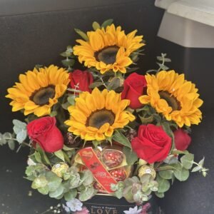 Arreglo con Rosas y Girasoles